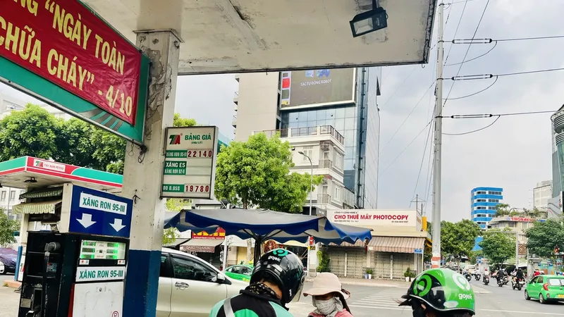 Giá xăng chỉ giảm 14 -20 đồng/lít