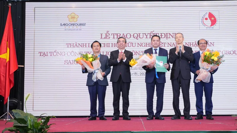 Phó Bí thư Thành ủy TPHCM Nguyễn Phước Lộc và Tổng Lãnh sự Nhật Bản tại TPHCM tặng hoa chúc mừng ban lãnh đạo Chi hội Hữu nghị Việt Nam - Nhật Bản vừa được thành lập