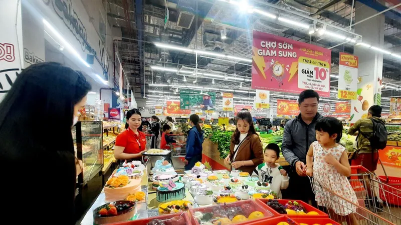 Giảm giá, thêm ưu đãi cho khách dịp 8-3