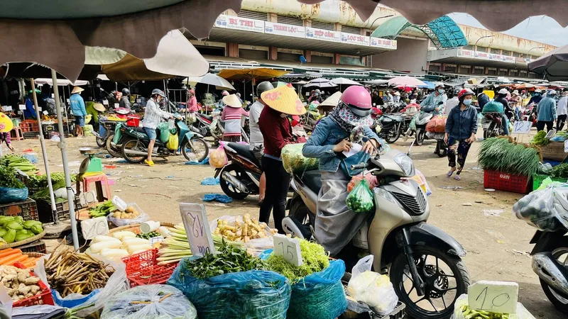 Người dân mua rau củ tươi trong chợ đầu mối Hóc Môn
