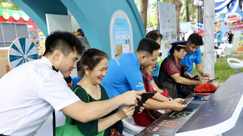 Khách tham quan trải nghiệm lái máy bay trên mô hình game giả định ở gian hàng Vietnam Airlines