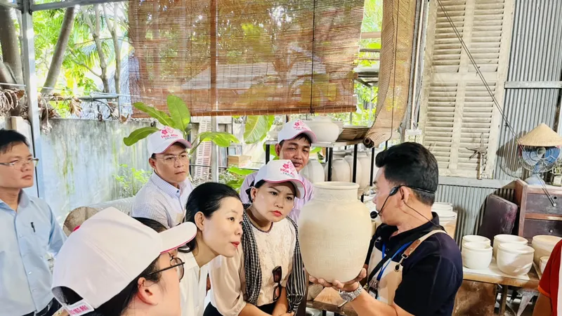 Khách nghe giới thiệu về quy trình chế tác gốm tại Vườn nhà Gốm ở TP Thuận An, Bình Dương chiều 26-4