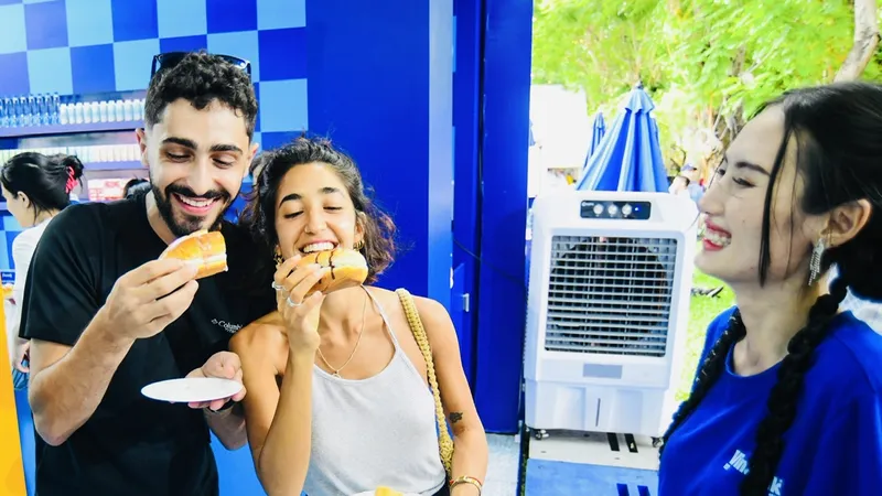 Khách quốc tế thích thú với món bánh mì chấm sữa 