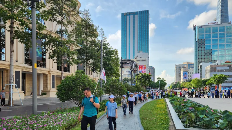 Các em nhỏ tham quan quận 1, TPHCM
