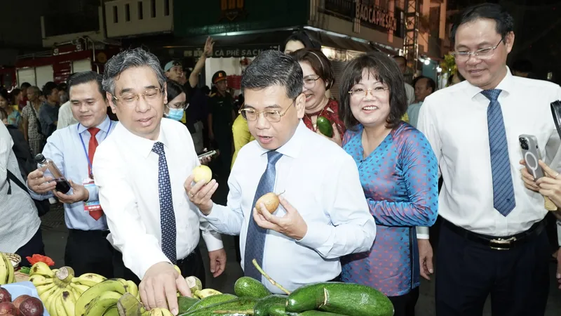 Phó Bí thư Thành ủy TPHCM Nguyễn Phước Lộc cùng các đại biểu tham quan các gian hàng trái cây tối 4-6. Ảnh: HOÀNG HÙNG