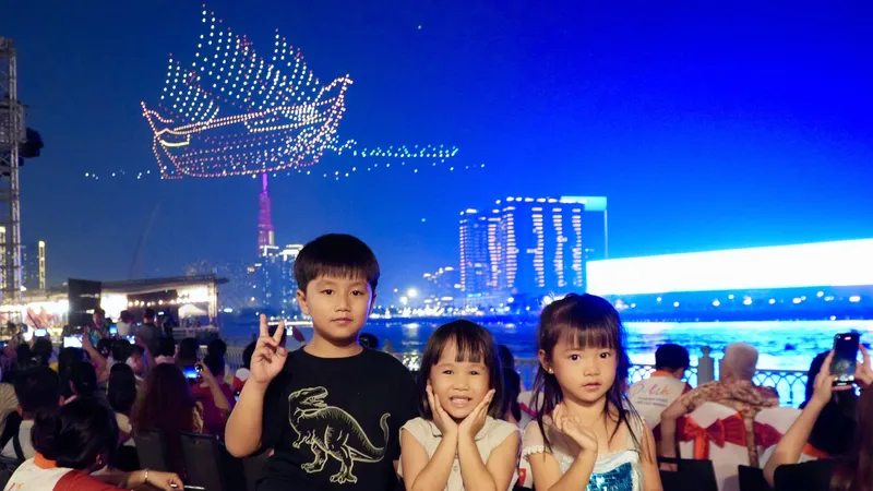 Các em nhỏ háo hức tham dự sự kiện trình diễn nghệ thuật sông nước, tối 9-6. Ảnh: HOÀNG HÙNG