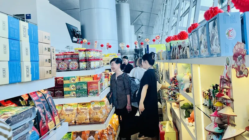 Khách trong nước và quốc tế chọn mua đồ lưu niệm Việt Nam tại sân bay quốc tế Tân Sơn Nhất cuối tháng 5-2024