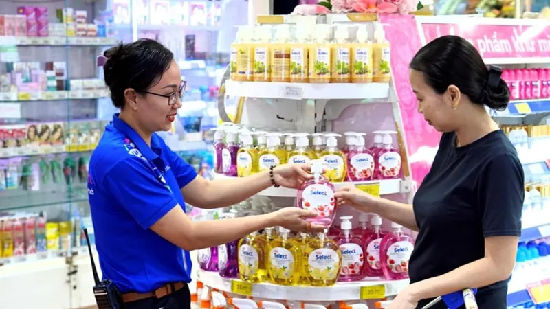 Khách hàng chọn mua sản phẩm nhãn riêng tại hệ thống Co.opmart