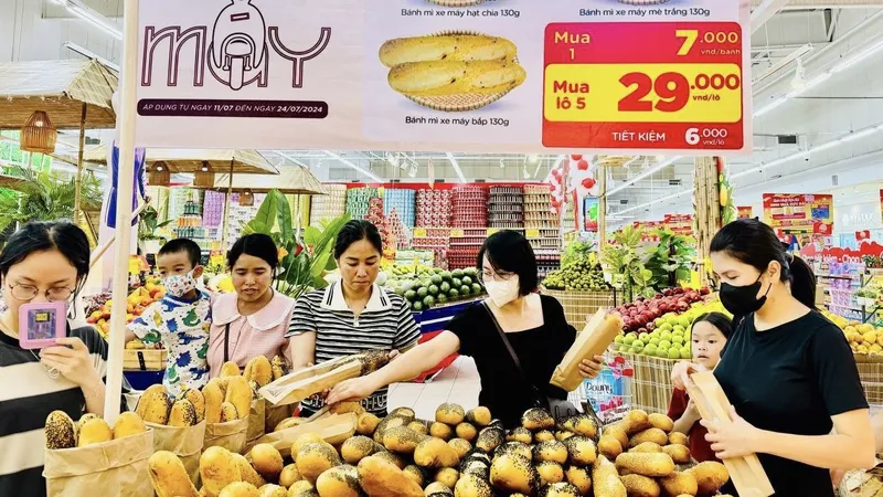 Người dân chọn mua hàng tại hệ thống siêu thị GO! thuộc Tập đoàn Central Retail Việt Nam