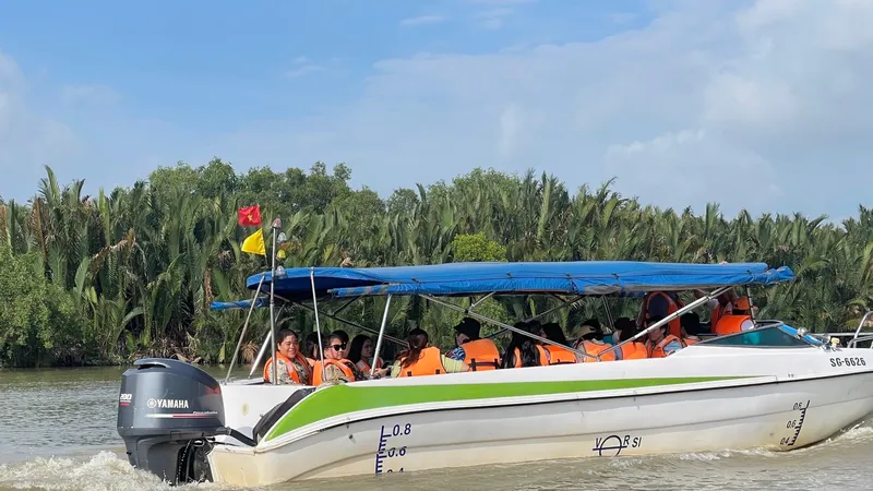 Đoàn khách tham quan sông nước TPHCM sáng ngày 9-8