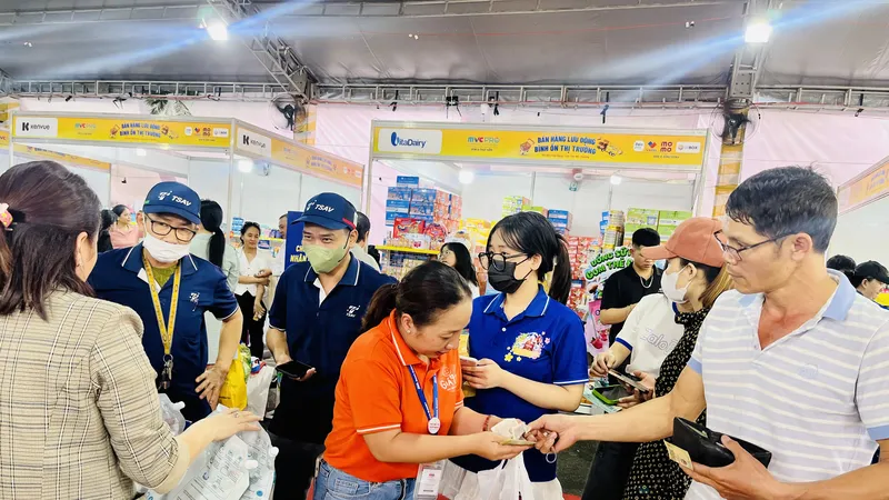 Khách tham quan mua sắm, thanh toán tiền tại quầy vào chiều 15-8