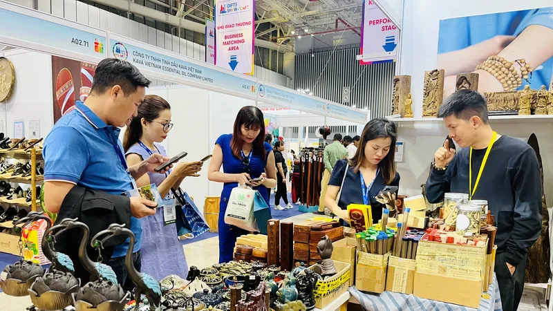 Khách tham quan tìm hiểu về các mặt hàng quà tặng tại hội chợ 