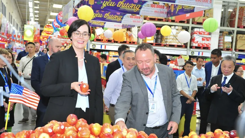 Bà Alexis M.Taylor, Thứ trưởng Bộ Nông nghiệp Mỹ và ông Bruno Jousselin - Tổng Giám đốc MM Mega Market Việt Nam tham quan gian hàng trái cây. Ảnh chụp chiều 9-9