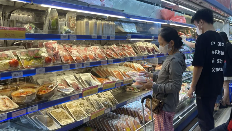 Bà con chọn mua thực phẩm tại hệ thống Co.opmart khu vực miền Bắc. Ảnh: NGỌC TRANG
