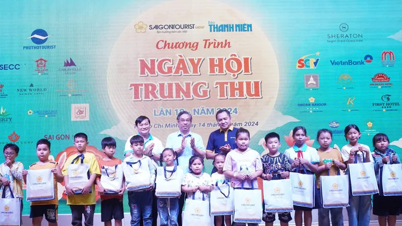 Đồng chí Nguyễn Phước Lộc cùng các đại biểu tặng quà cho các em thiếu nhi 
