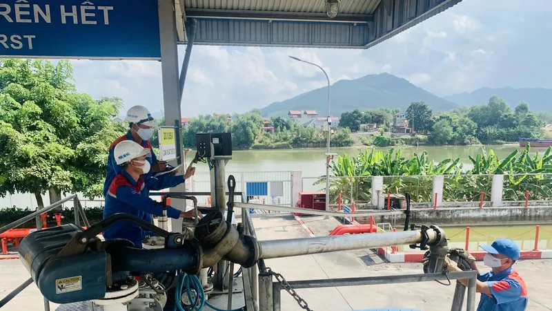 Việc cung ứng xăng dầu đến bà con vùng mưa, bão được PVOIL lên kế hoạch sẵn sàng