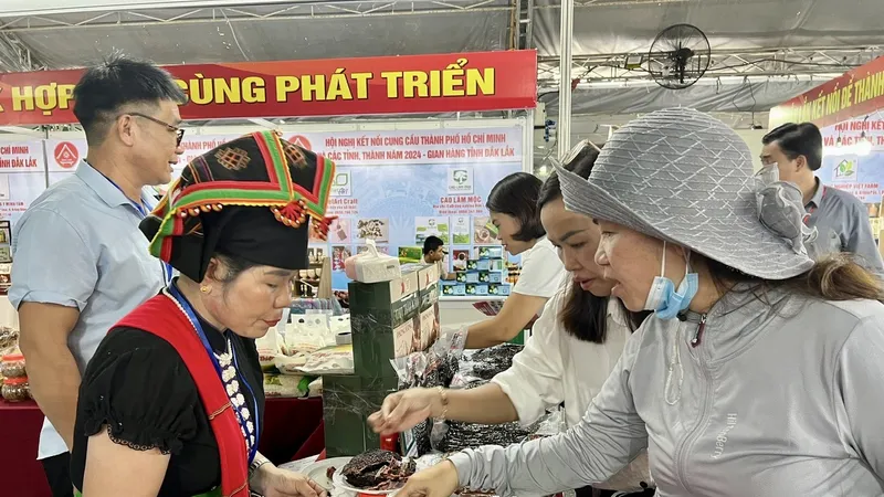Gian hàng đặc sản Điện Biên của bà Lò Thị Sương tại Nhà thi đấu thể dục thể thao Phú Thọ khá đông khách