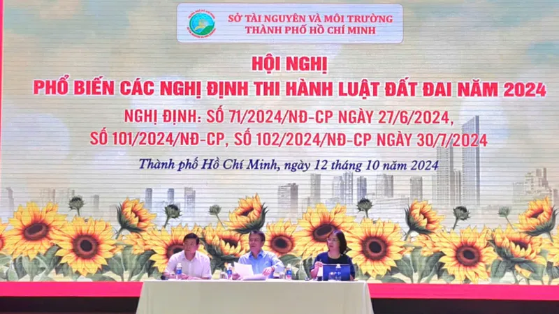 Đoàn công tác của Bộ TN-MT cùng lãnh đạo Sở TN-MT TPHCM giải đáp những thắc mắc của một số lãnh đạo Chi nhánh Văn phòng Đăng ký Đất đai quận, huyện