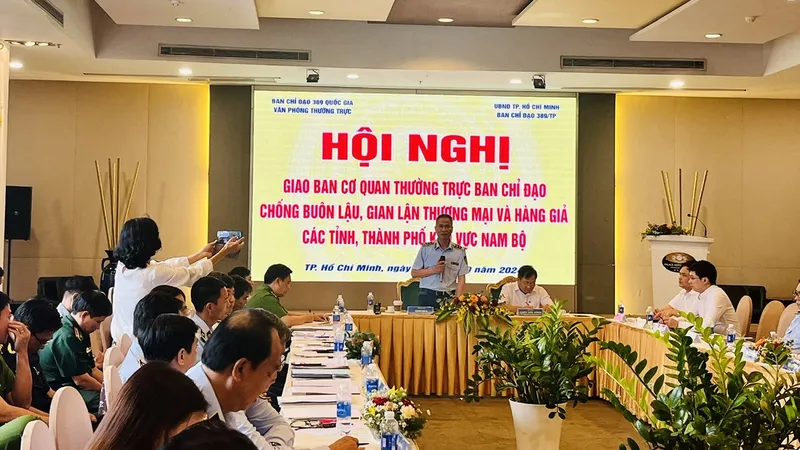 Ông Trương Văn Ba, Cục trưởng Cục Quản lý thị trường TPHCM phát biểu tại hội nghị