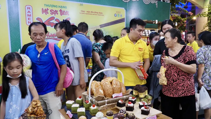 Thưởng thức hàng trăm món ngon tại "Chợ Lớn Food Story"