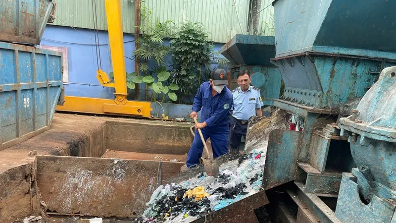 Quản lý thị trường TPHCM tiêu hủy lô hàng trôi nổi, không rõ nguồn gốc hồi cuối tháng 11-2024