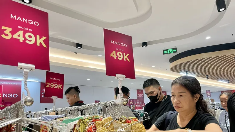 Hàng hiệu giảm giá 30-80%