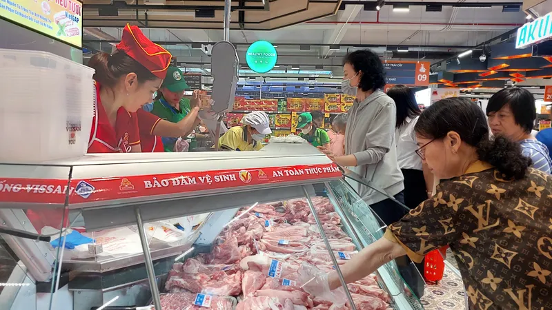 Người tiêu dùng chọn mua thịt heo Vissan tại siêu thị Co.opXtra Tạ Quang Bửu, quận 8, TPHCM