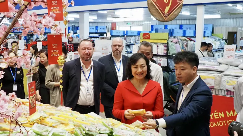 Thứ trưởng Bộ Công thương Phan Thị Thắng khảo sát hàng hóa phục vụ Tết Nguyên đán tại MM Mega Market An Phú (TP Thủ Đức, TPHCM) trưa 13-1