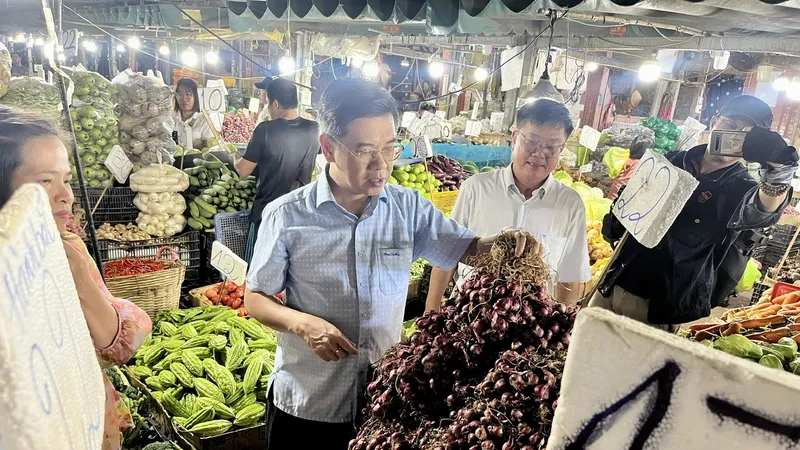 Phó Chủ tịch UBND TPHCM Nguyễn Văn Dũng khảo sát hàng hóa phục vụ Tết Nguyên đán 2025 tại chợ đầu mối Hóc Môn