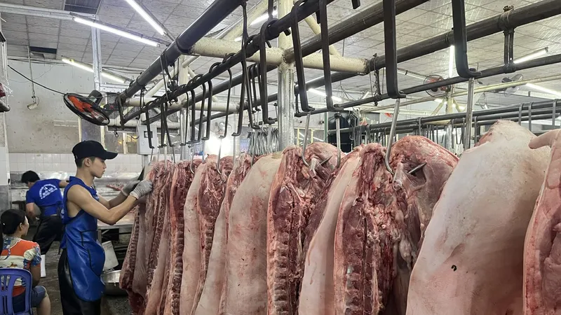 Thịt heo bày bán tại chợ đầu mối Hóc Môn