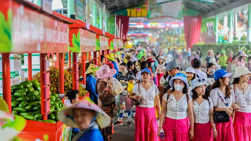 Du khách vui chơi, tham quan tại Khu du lịch Suối Tiên