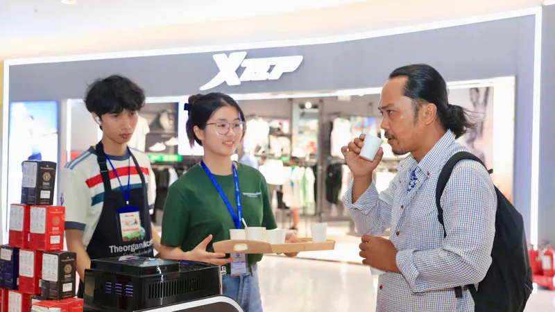 Người dân thưởng thức cà phê tại chương trình