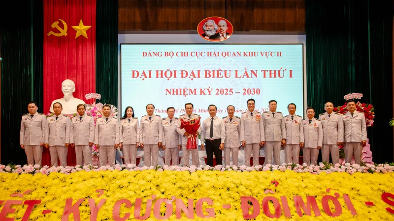 Các đại biểu tham dự đại hội, ngày 18-6