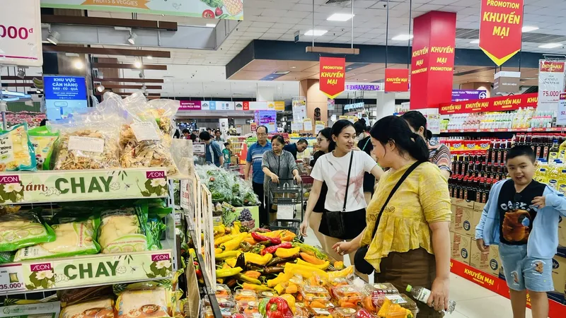 Khách lựa chọn hàng hóa các loại tại AEON Mall Tân Phú