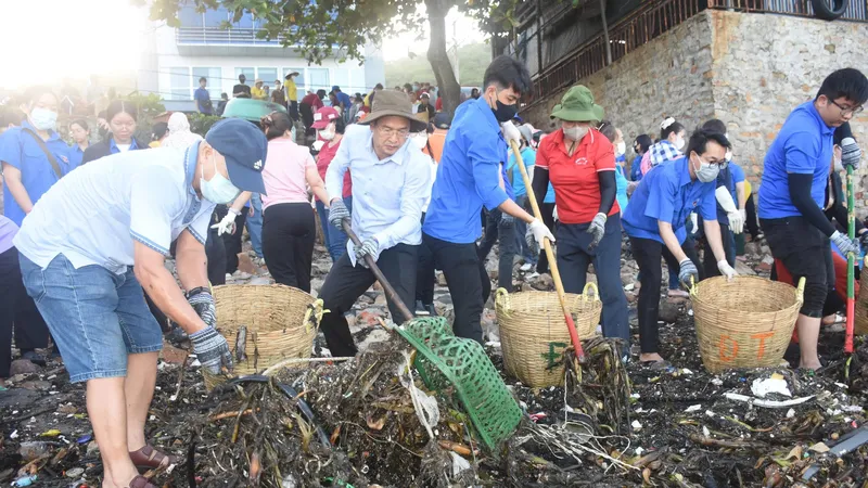 Bí thư Đảng ủy phường Vũng Tàu cùng người dân trực tiếp tham gia thu gom rác đại dương