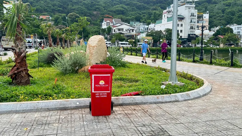 Phường Vũng Tàu nhanh chóng vào cuộc xử lý rác tại Công viên Ao cá