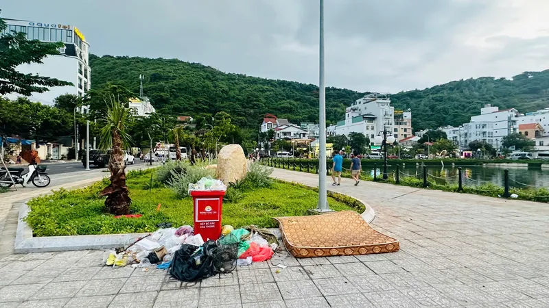 Công viên Ao cá ở phường Vũng Tàu (TPHCM) nhếch nhác vì rác thải