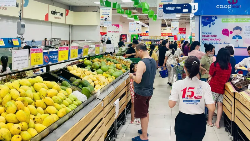 Mưa bão, siêu thị tăng lượng hàng dự trữ gấp 2-3 lần 