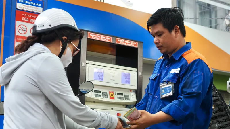 Xăng E10 sẵn sàng bán thí điểm tại các thành phố lớn