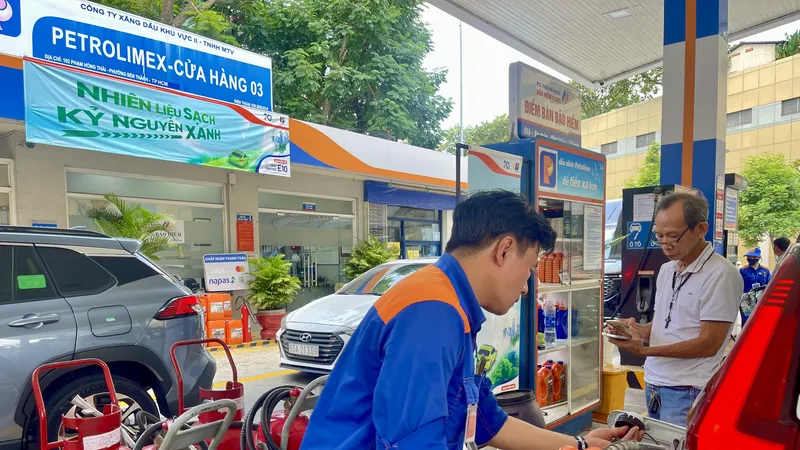 Khách đổ xăng E10 tại cây xăng Petrolimex trên đường Phạm Hồng Thái, phường Bến Thành, TPHCM