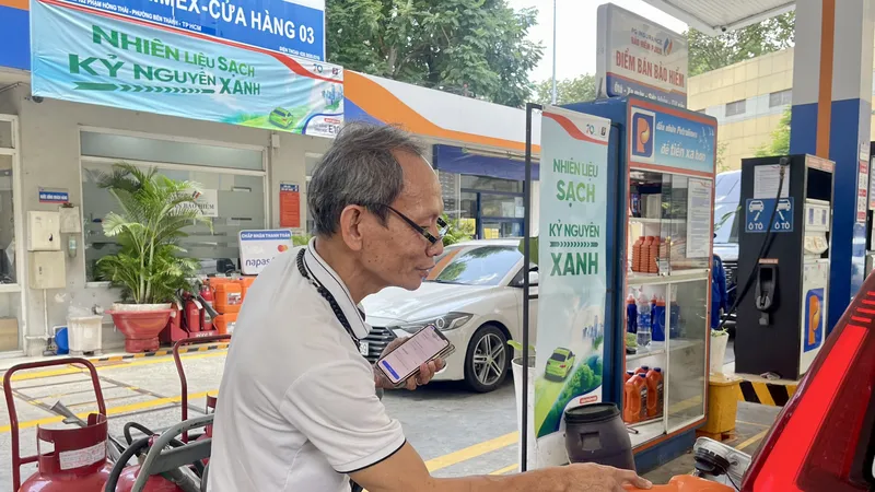 Người dân đổ xăng E10 tại cây xăng Petrolimex trên đường Phạm Hồng Thái, phường Bến Thành, TPHCM. Ảnh: HOÀNG HÙNG
