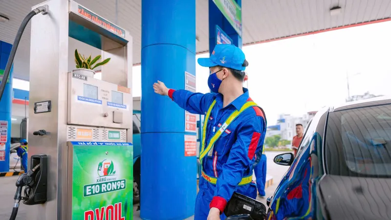Khách đổ xăng E10 tại cửa hàng PVOIL