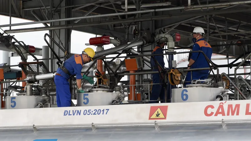 Nhân viên nạp xăng vào bồn chứa tại Tổng kho Xăng dầu Nhà Bè, TPHCM. Ảnh: HOÀNG HÙNG