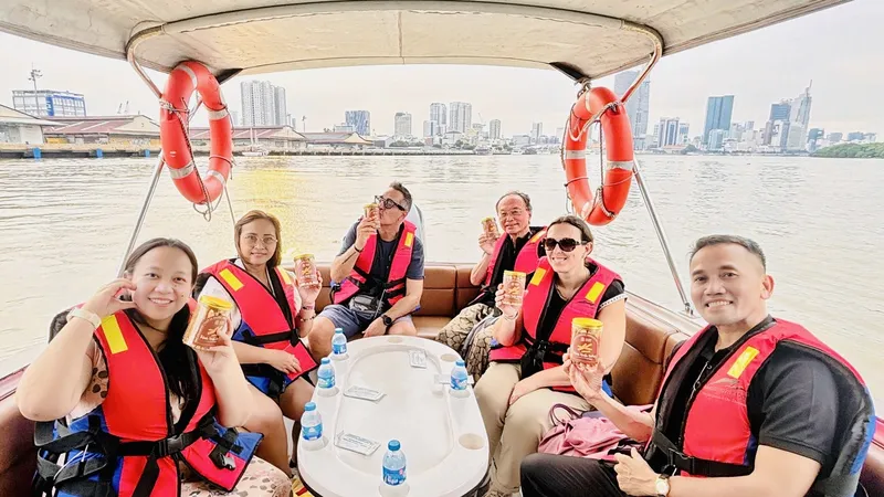 Đoàn báo chí, người mua quốc tế tham quan TPHCM do Lữ hành Saigontourist thực hiện