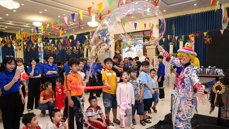 Các em nhỏ háo hức thưởng thức những tiết mục biểu diễn của chú hề