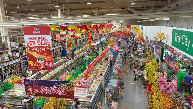 Người dân mua sắm Tết 2025 tại MM Mega Market An Phú (phường Bình Trưng, TPHCM)