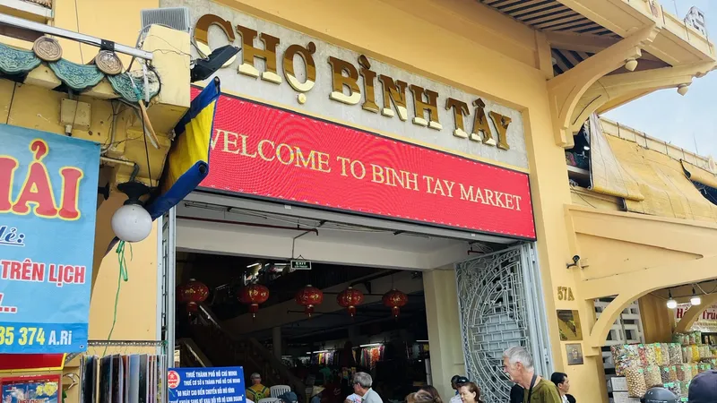 Chợ Bình Tây tấp nập đón khách cả ngày và đêm