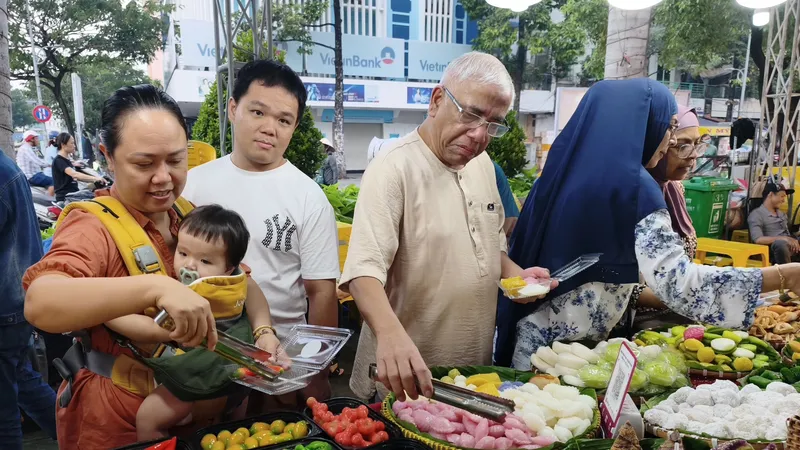 Du khách trong nước và quốc tế tìm hiểu, chọn mua bánh dân gian Nam bộ tại chợ Bình Tây