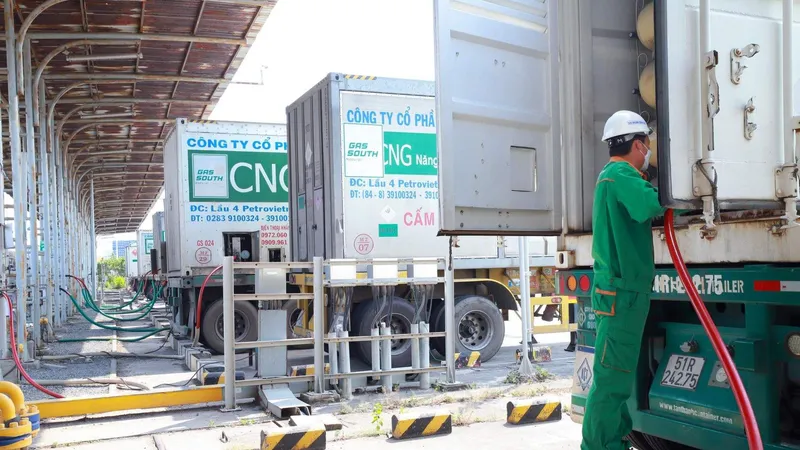 Nhân viên kỹ thuật vận hành nạp khí vào bồn chứa CNG chuyên dụng tại trạm nén của Công ty Cổ phần Kinh doanh Khí miền Nam. Ảnh: CNG