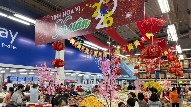 Người dân mua sắm tại siêu thị trên địa bàn TPHCM. Ảnh: GIA HÂN